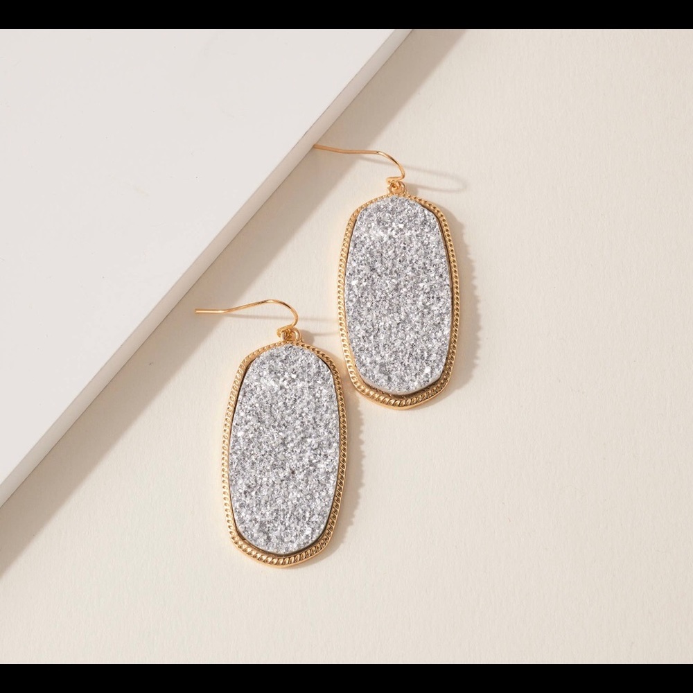 Druzy Stone dangling earrings
1.75”
Lead compliant Nickle free